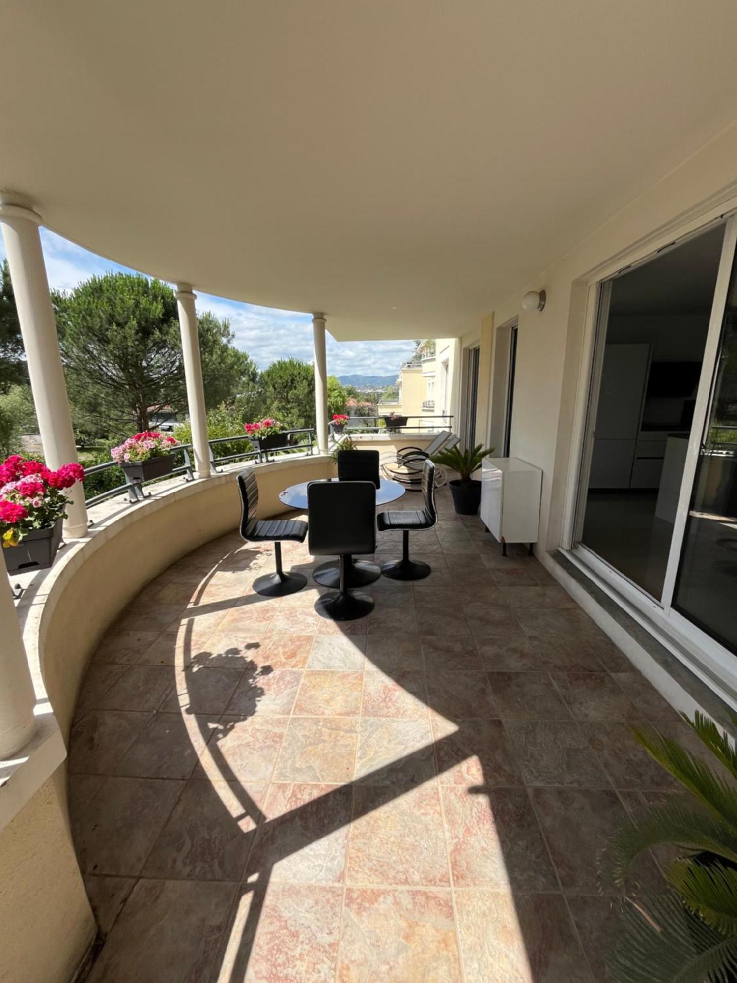 Appartement Entierement Equipe Charbonnières-les-Bains Exterior foto
