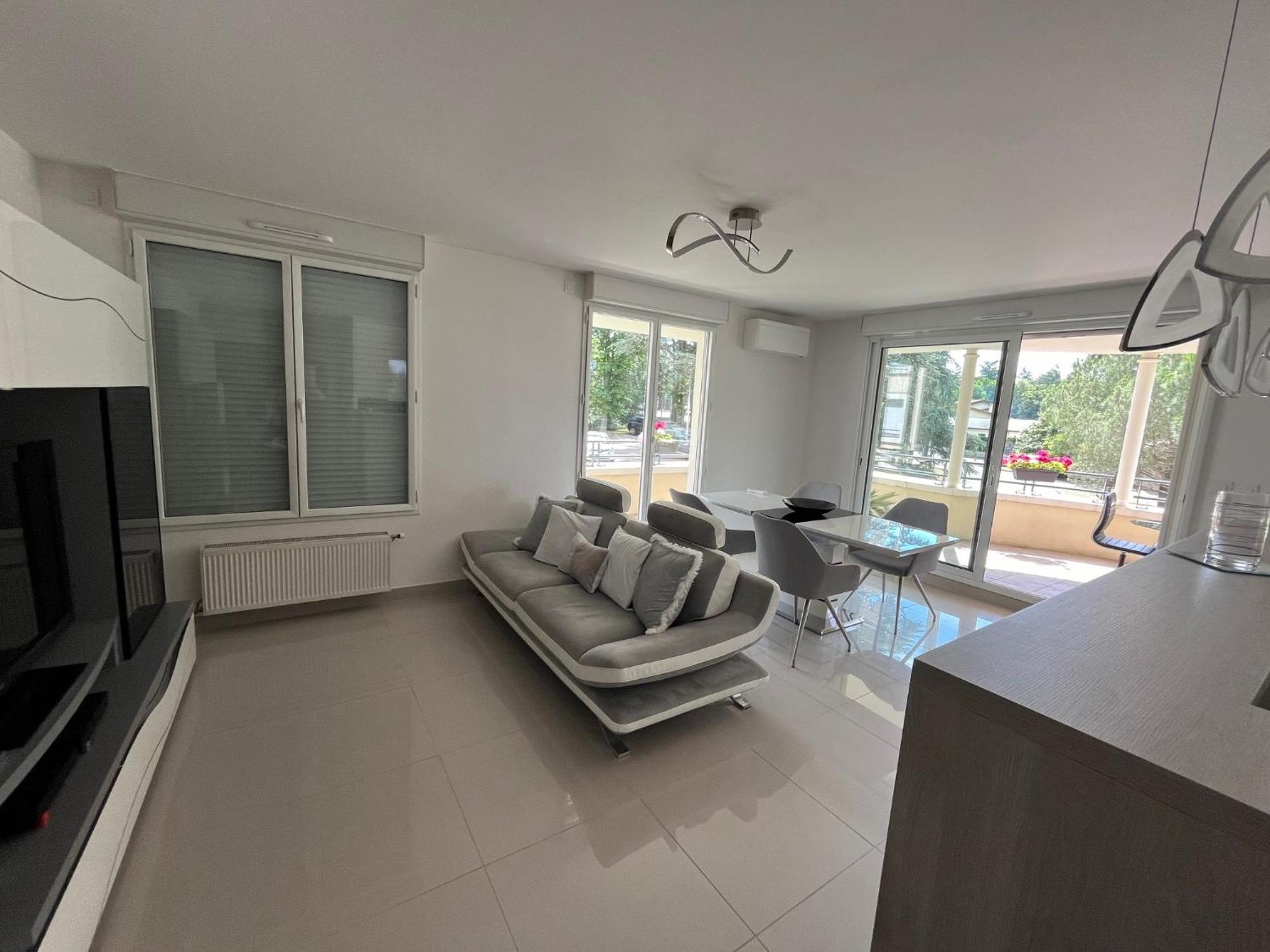 Appartement Entierement Equipe Charbonnières-les-Bains Exterior foto