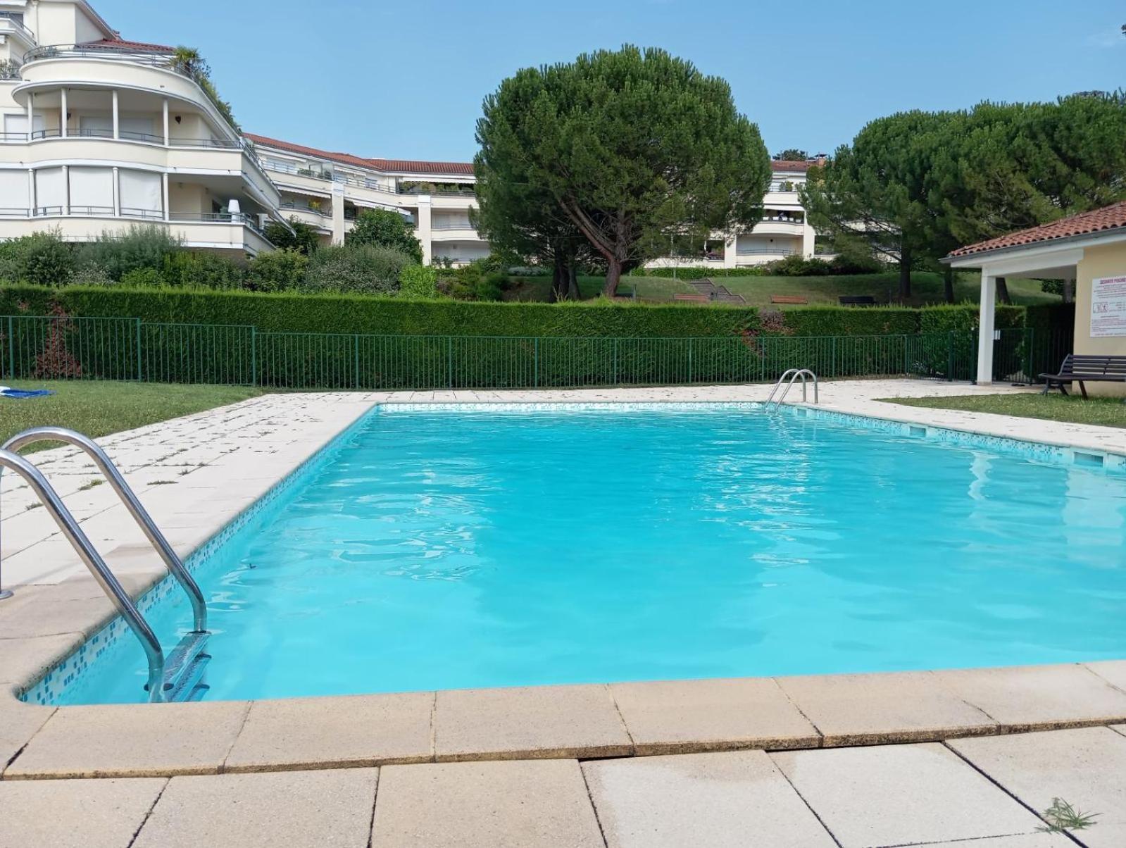 Appartement Entierement Equipe Charbonnières-les-Bains Exterior foto